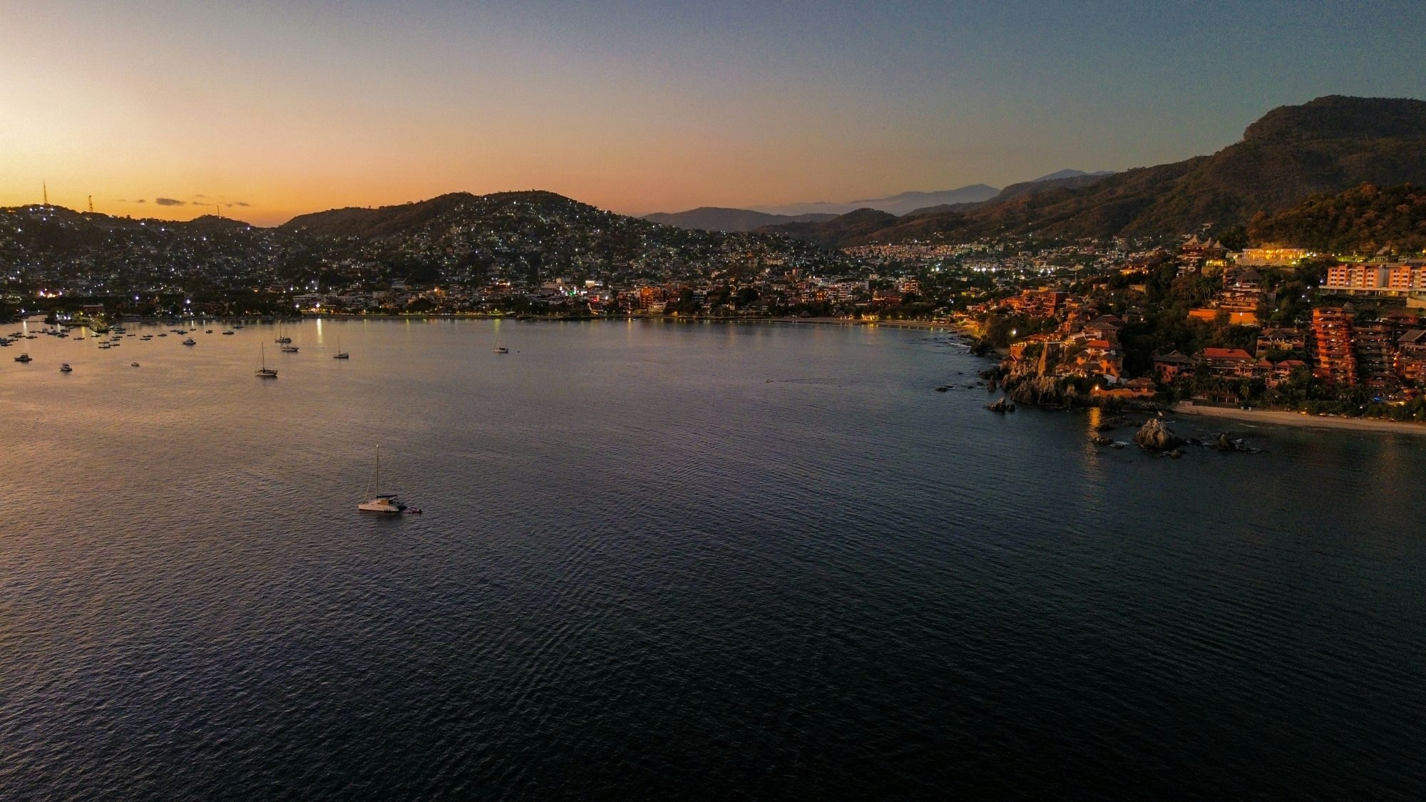 Atardecer aéreo sobre la bahía de Zihuatanejo